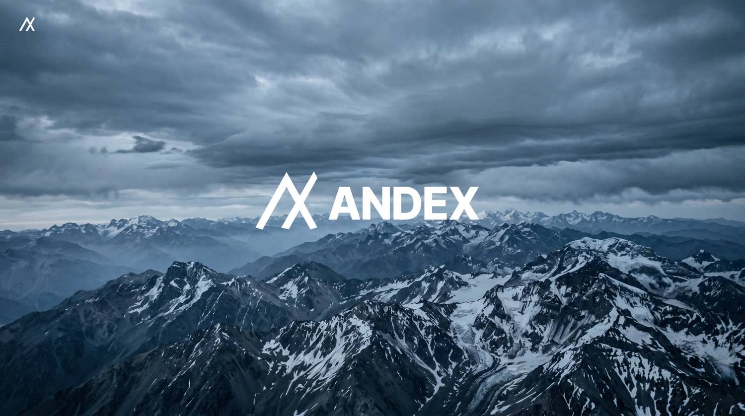 Cordillera nevada bajo cielo de tormenta con el logo de Andex