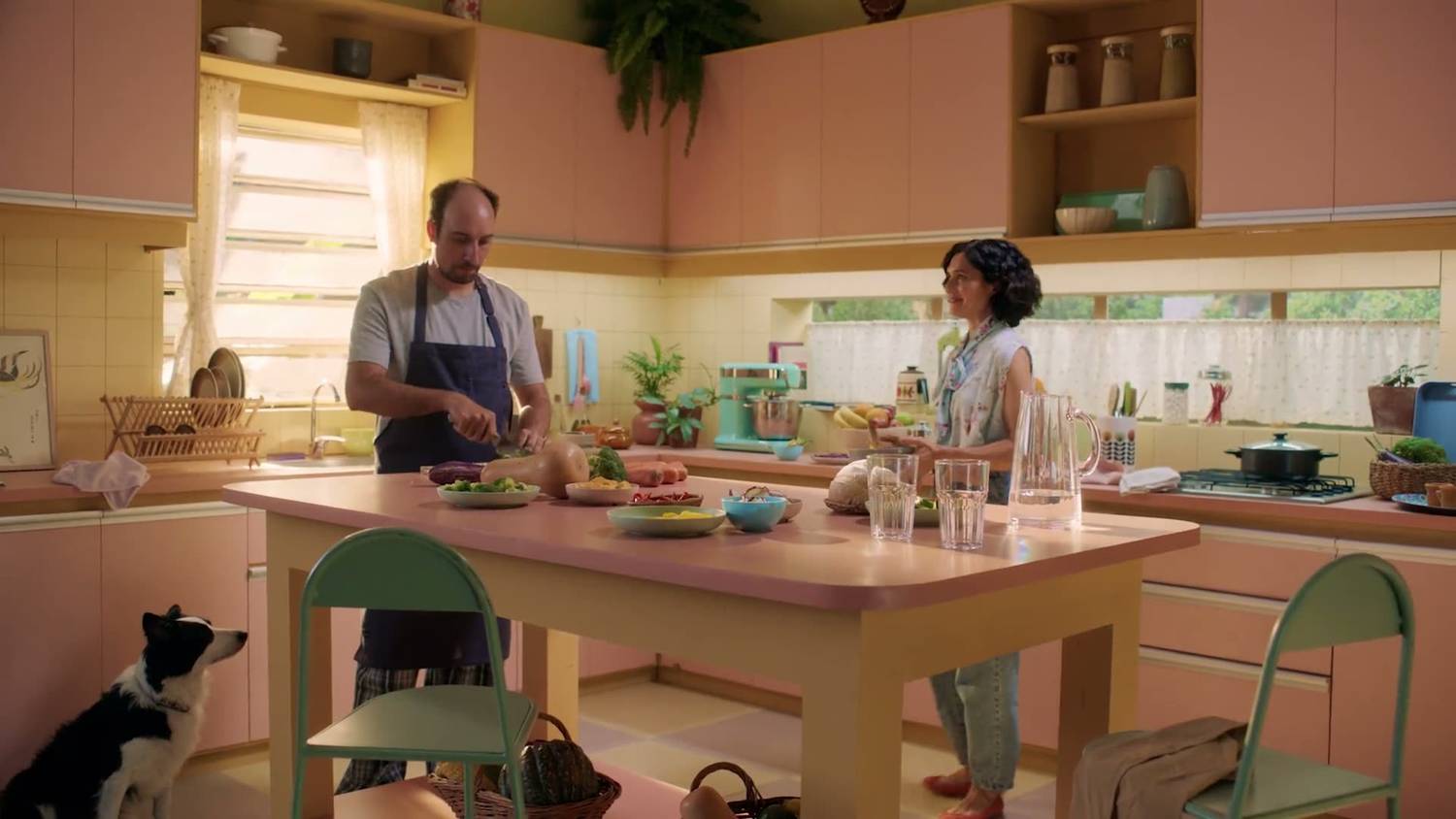 Cocina de una casa en una escena del spot Pareja de Karvi